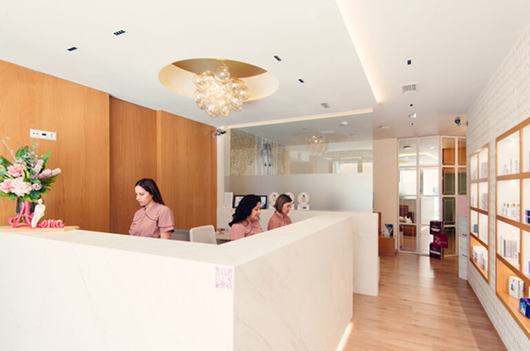 recepción clínica estética Aroma con empleadas detrás del mostrador